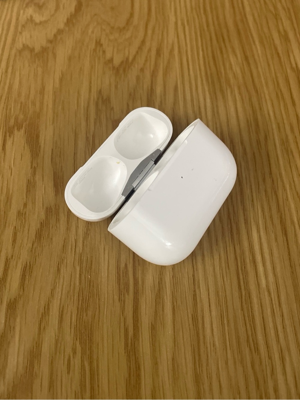 Apple AirPods Pro 2nd Gen charging case.. No earbuds included.